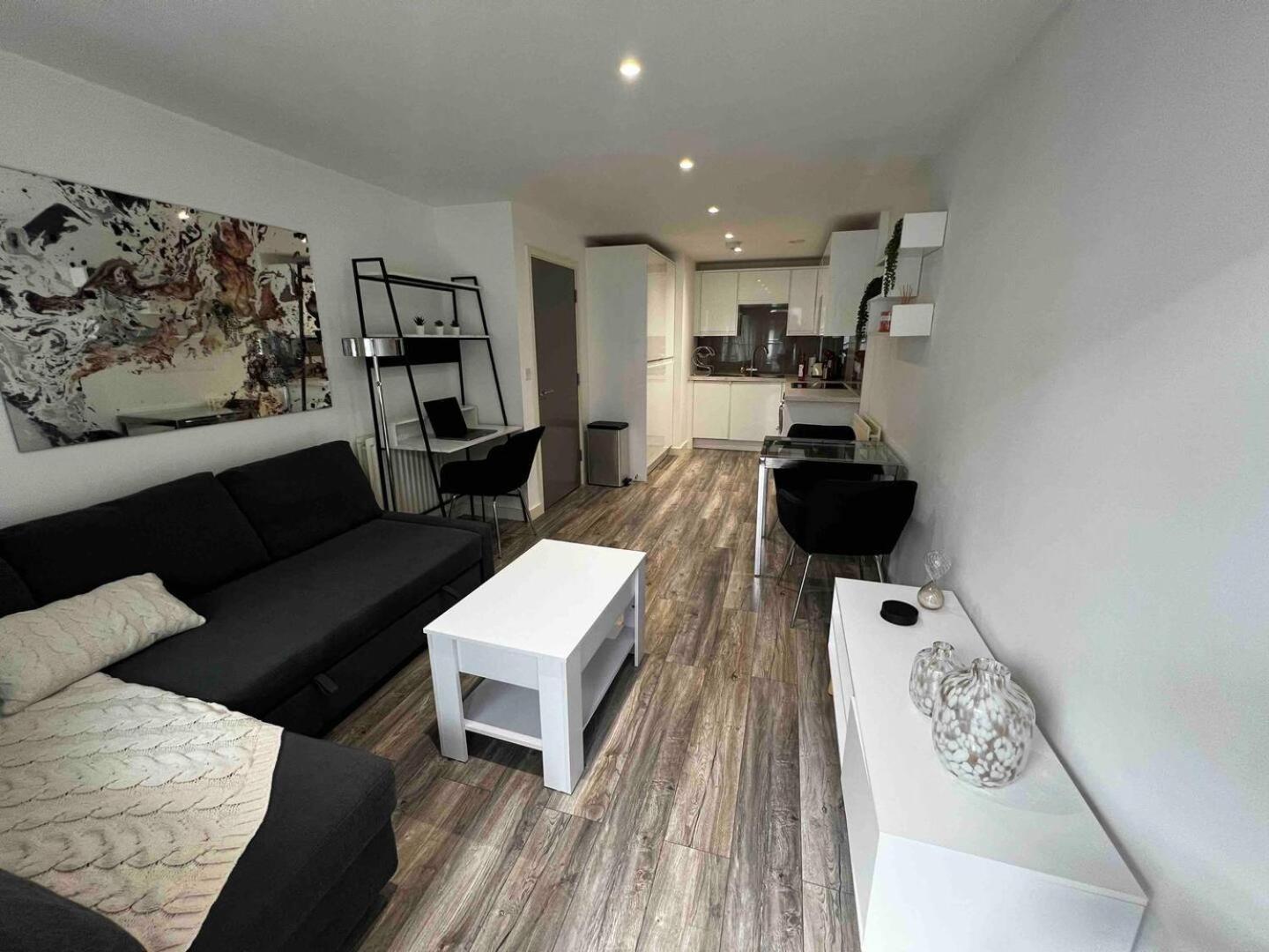 Stylish 1-Bed Flat With Sofa-Bed In London Apartment Exterior photo
